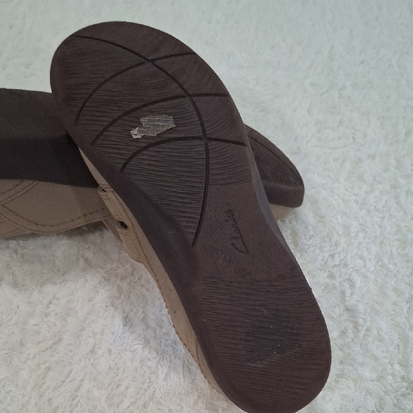 Clarks Tan Cushioned Sandals - Picture 5 of 6